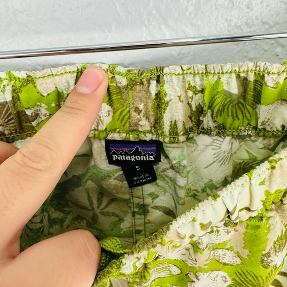 Patagonia Barely Baggies Floral Green Tropical Shorts Small - Picture 6 of 7